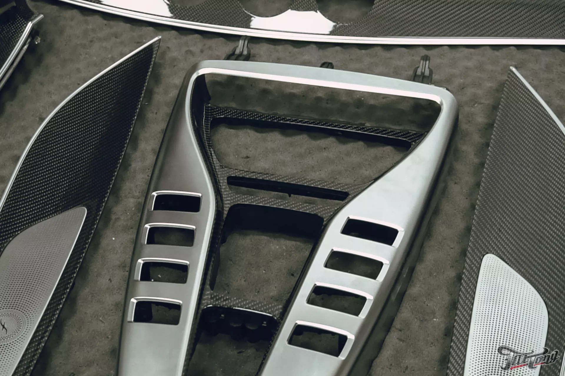 Mercedes AMG GT. Ламинация элементов салона карбоном (процесс)